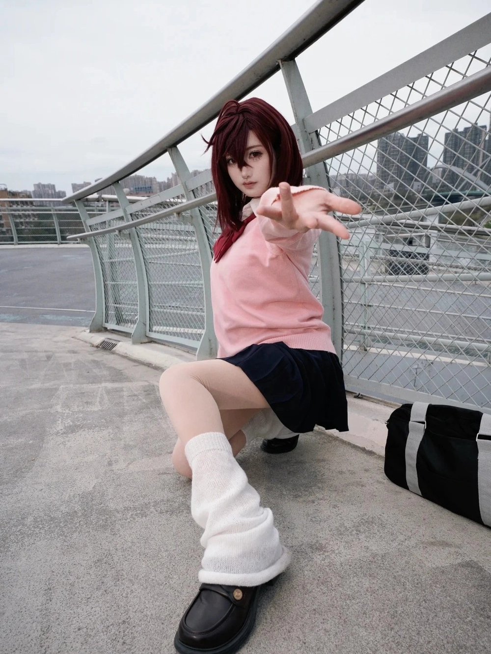 Hình cosplay Momo Ayase góc nghiêng