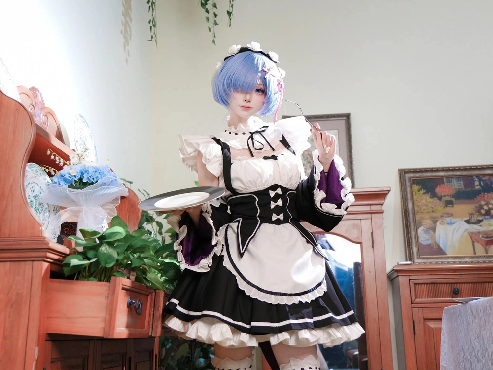 Rem cosplay cực chất với màu tóc xanh