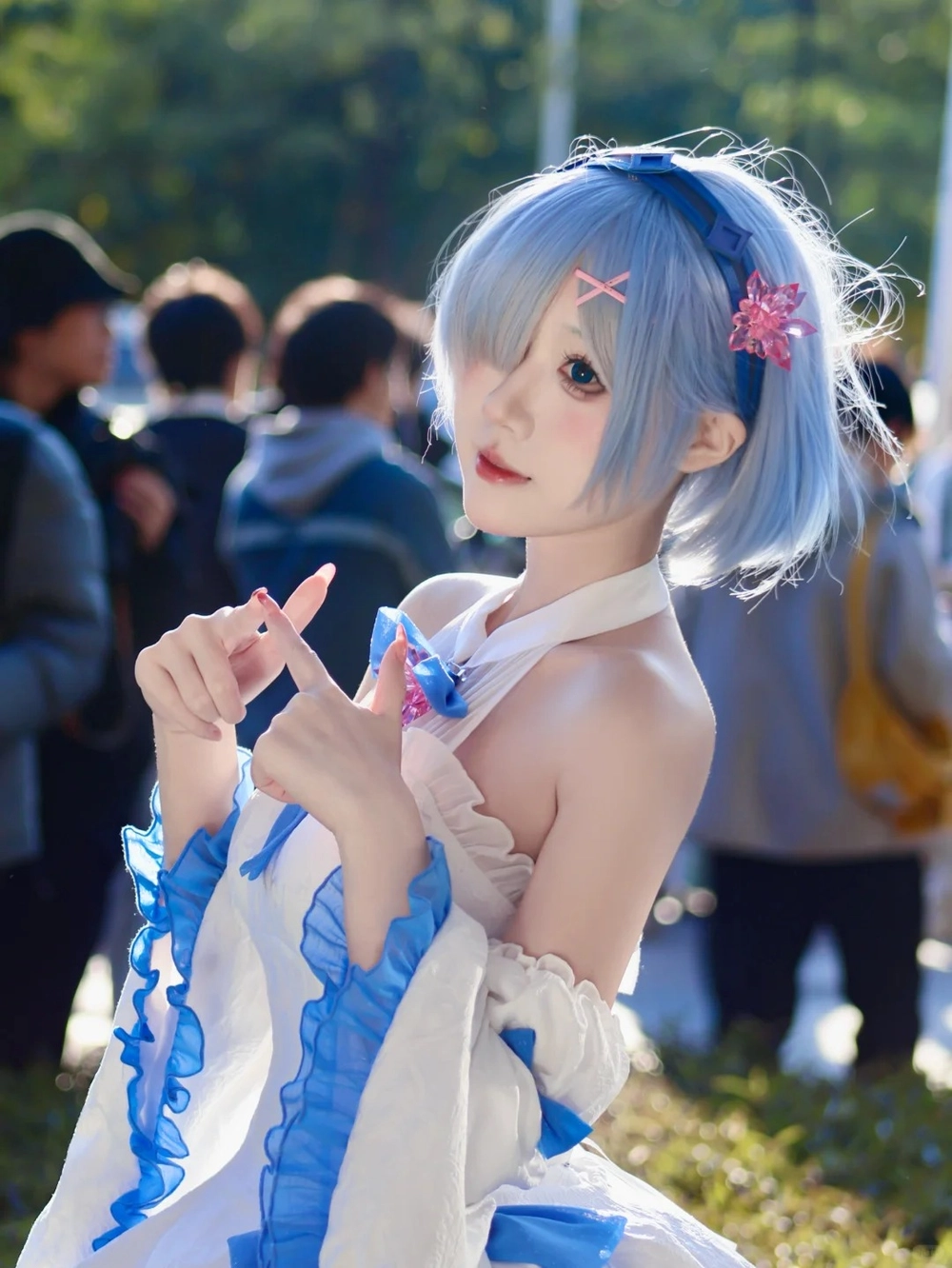 Hình Rem cosplay cận mặt