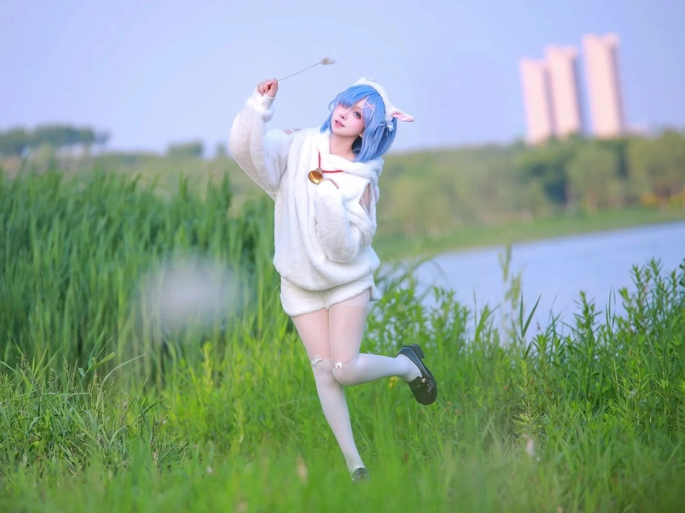 Ảnh cosplay Rem Re:Zero giữa rừng hoa
