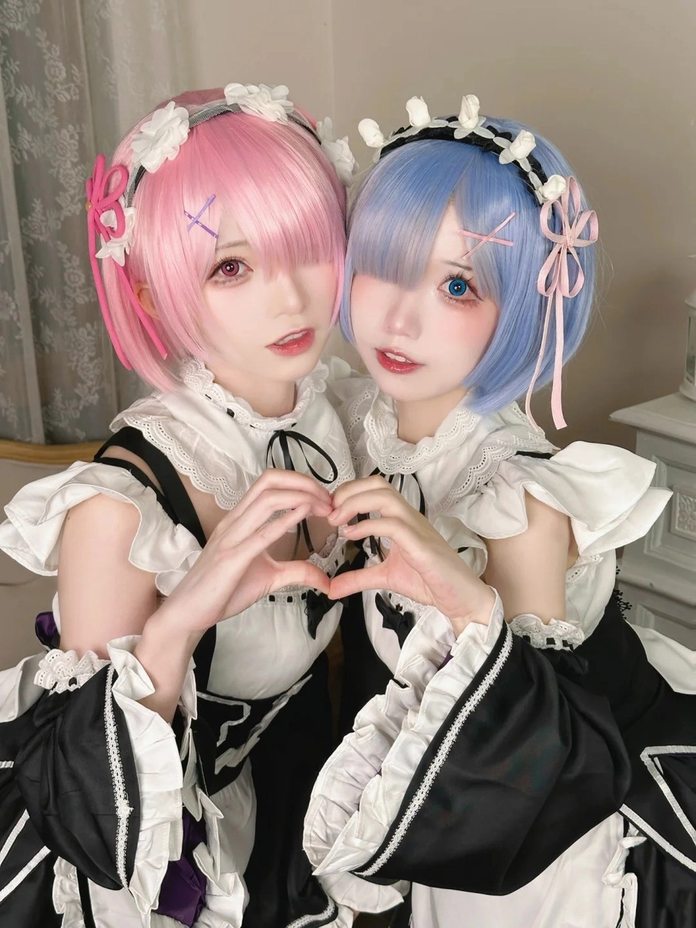 Ảnh Rem cosplay cùng nhân vật Ram
