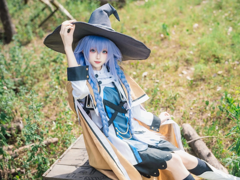 cosplay roxy migurdia với mũ xanh đặc trưng