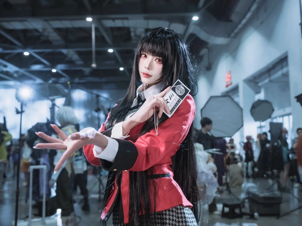 hình Yumeko Jabami cosplay trong trang phục đỏ đen