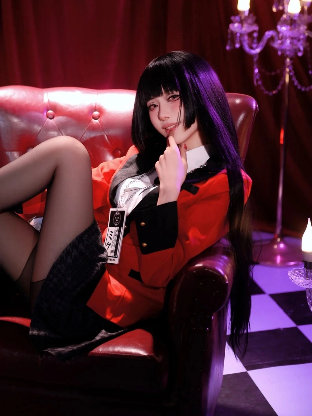 hình Yumeko Jabami cosplay tạo dáng ngồi