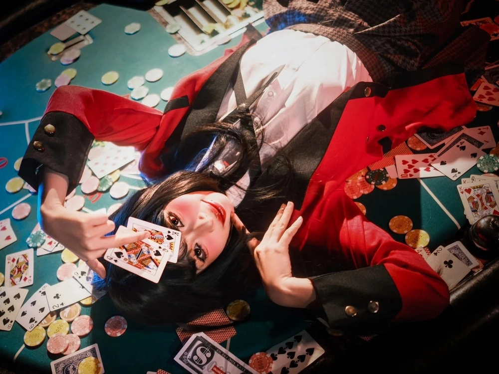 ảnh Yumeko cosplay trên bàn cờ