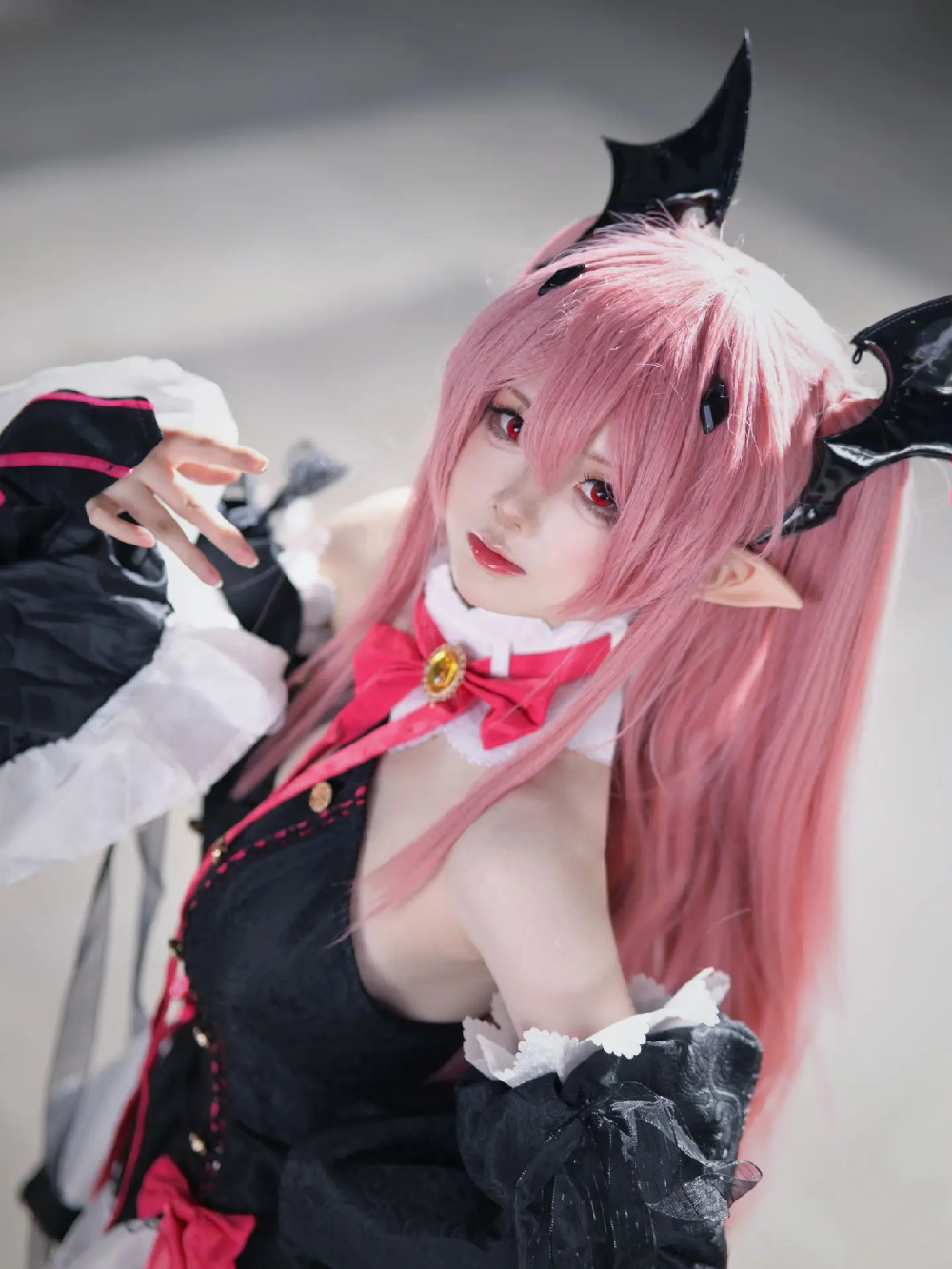 Krul cosplay tạo dáng ngầu