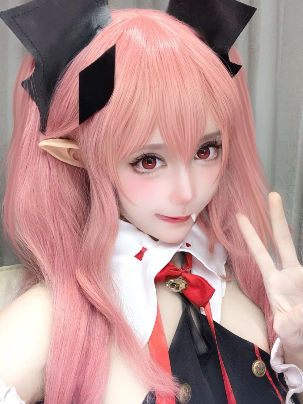 Krul cosplay với răng nanh