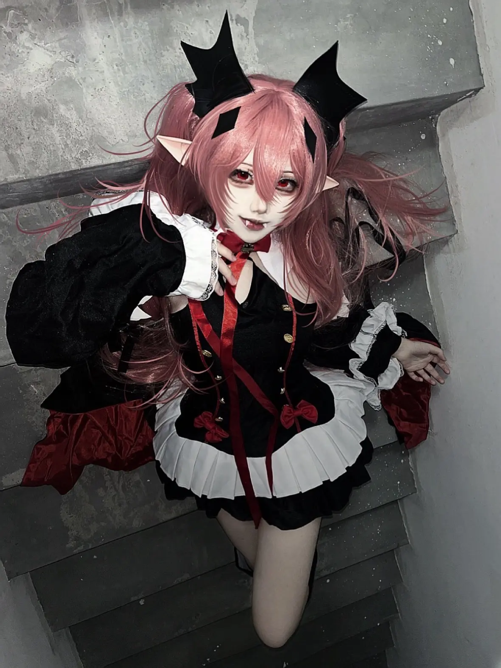 cosplay Krul Tepes ánh sáng đỏ