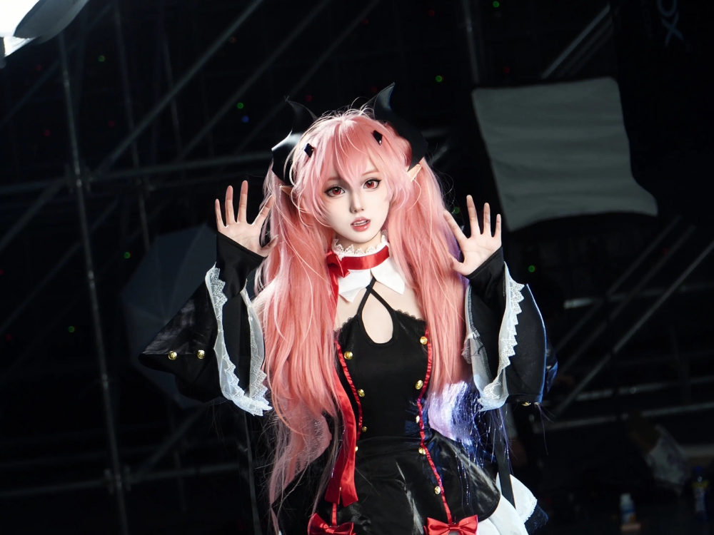 cosplay Krul Tepes bên cửa sổ