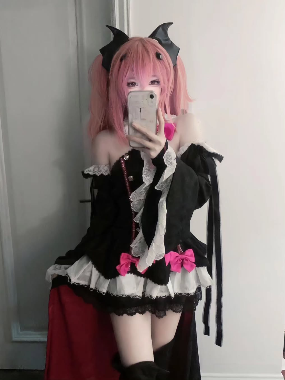 cosplay Krul Tepes cánh dơi