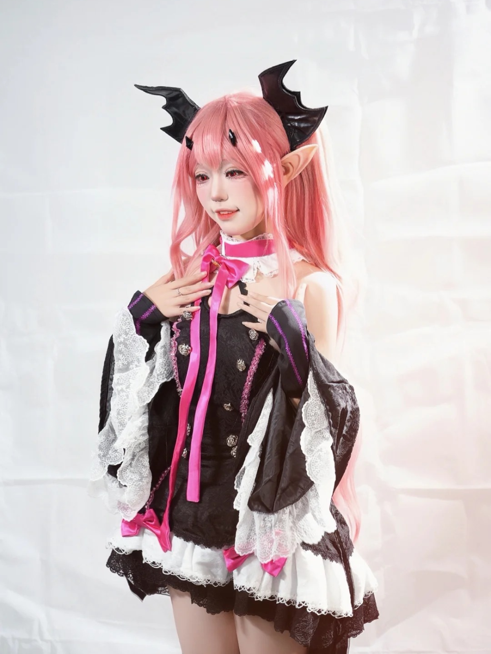 cosplay Krul Tepes ngoài ánh sáng