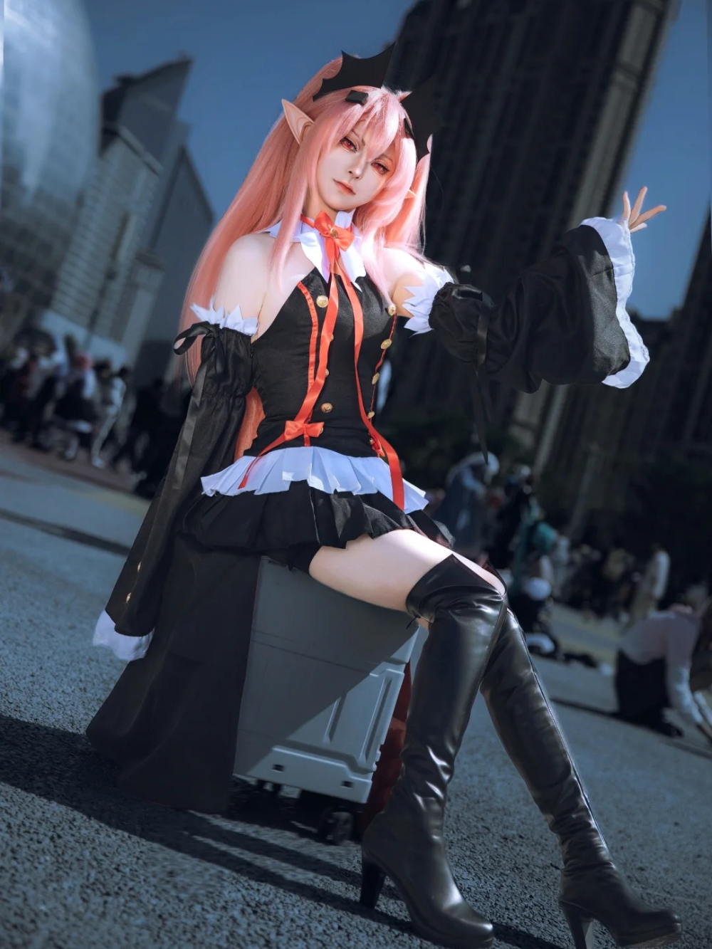 cosplay Krul Tepes nụ cười nhẹ