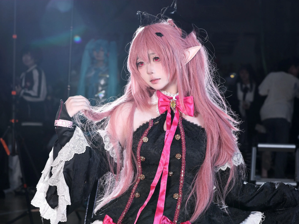 cosplay Krul Tepes thần thái lạnh
