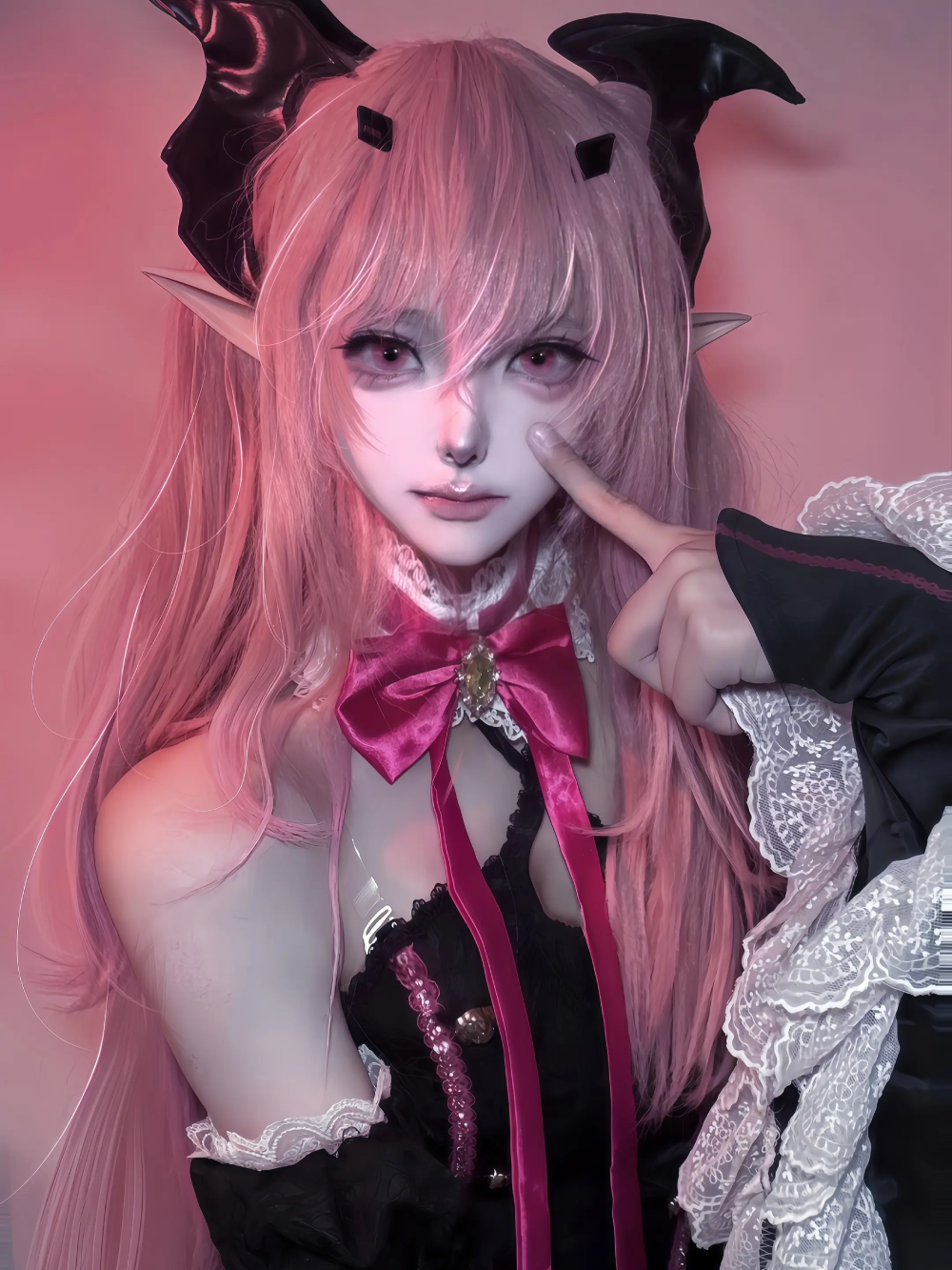 cosplay Krul anime cười nhẹ