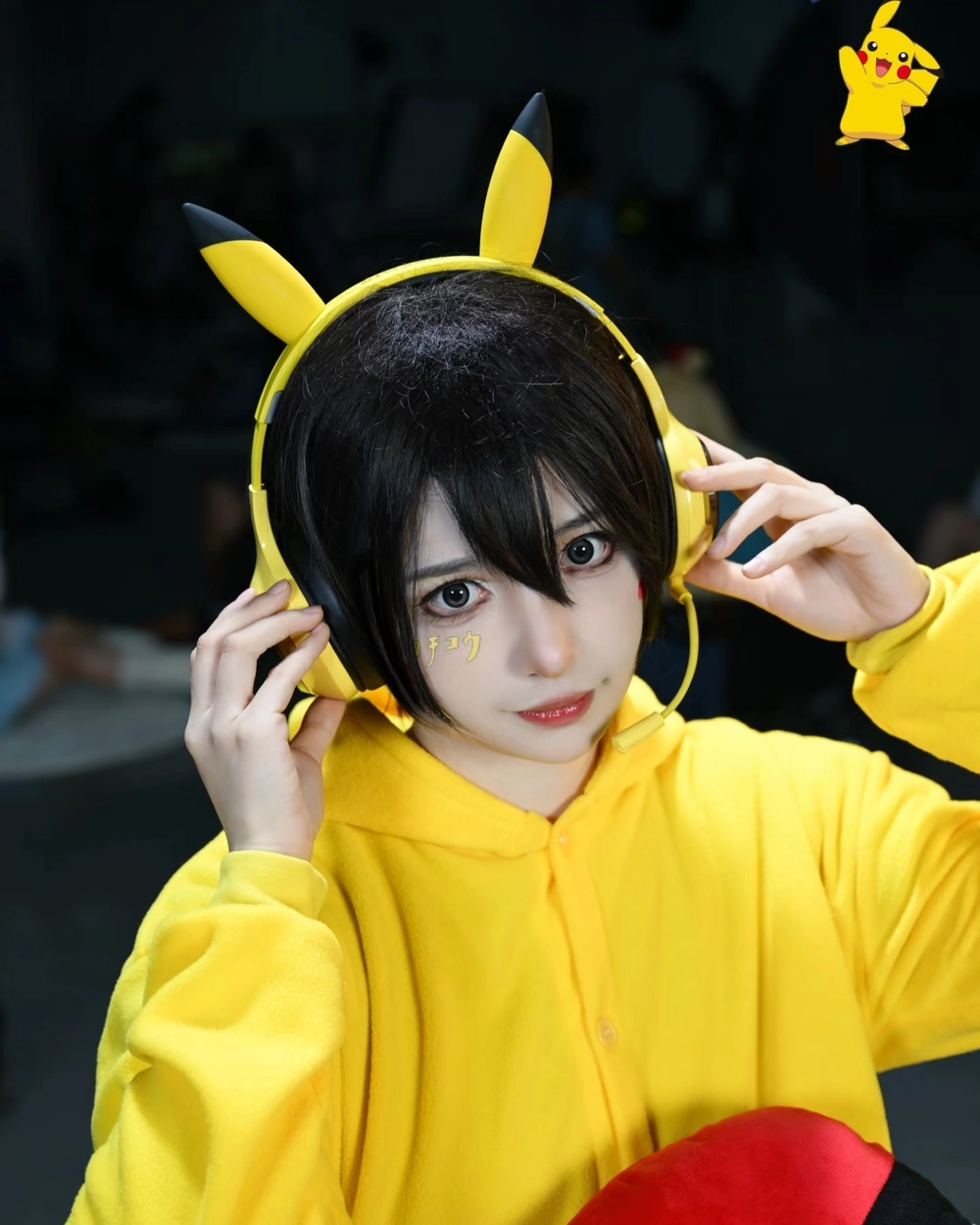 cosplay pikachu sống động