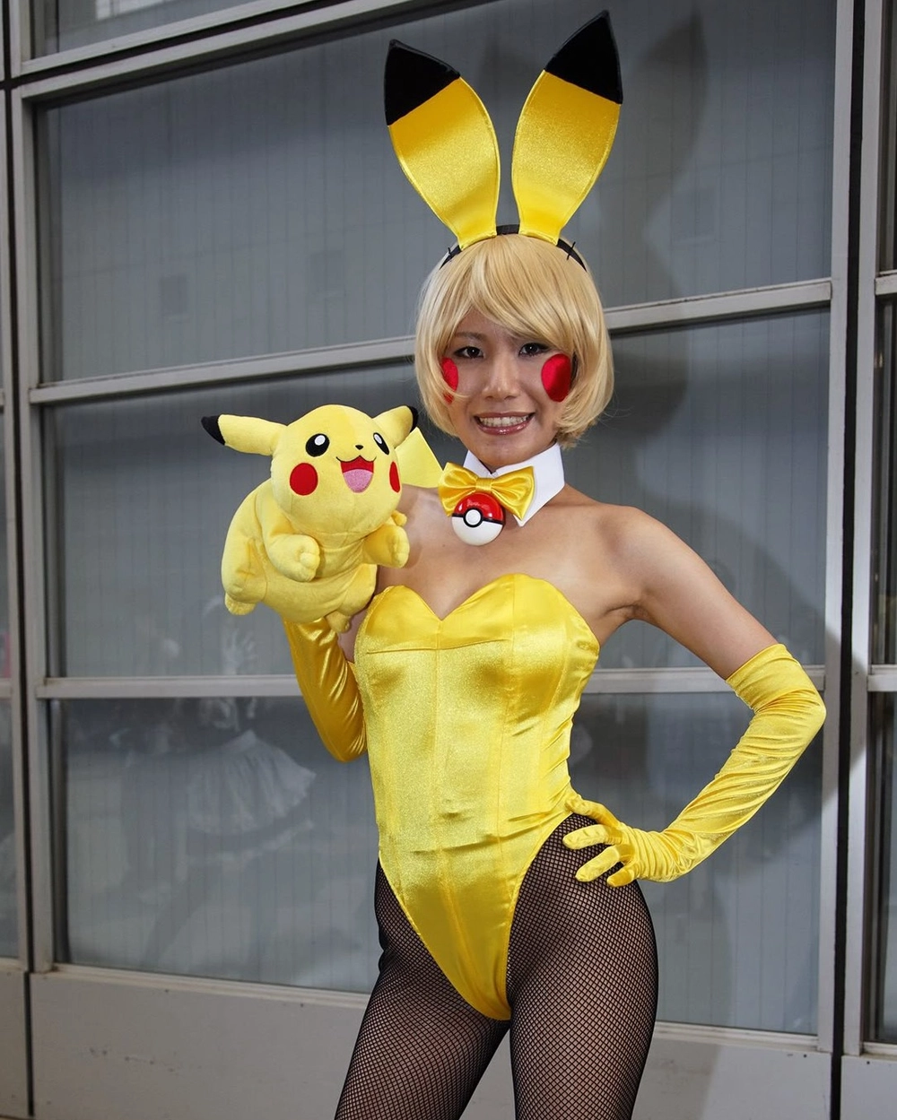 cosplay pikachu năng động