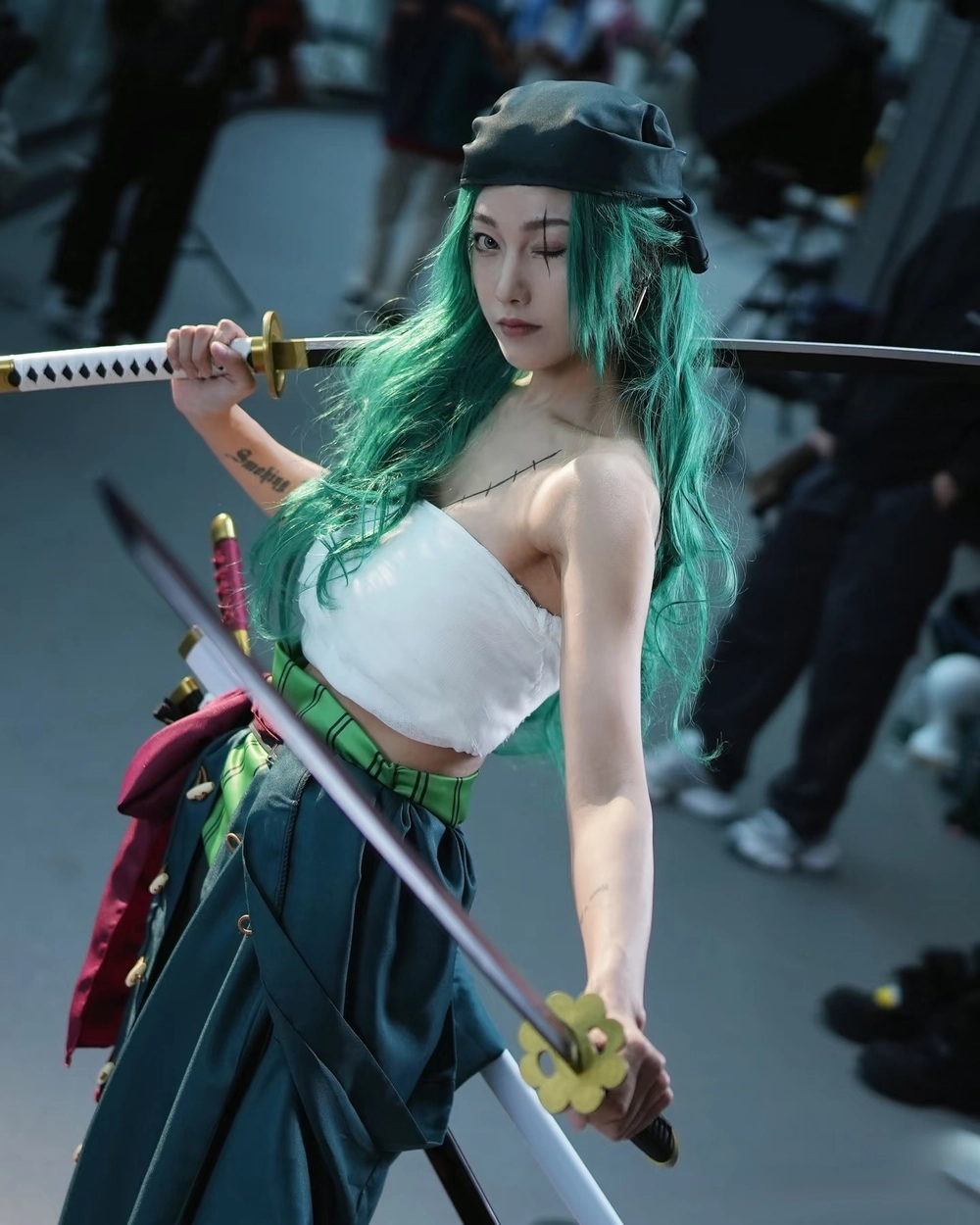 zoro cosplay thần thái kiếm sĩ