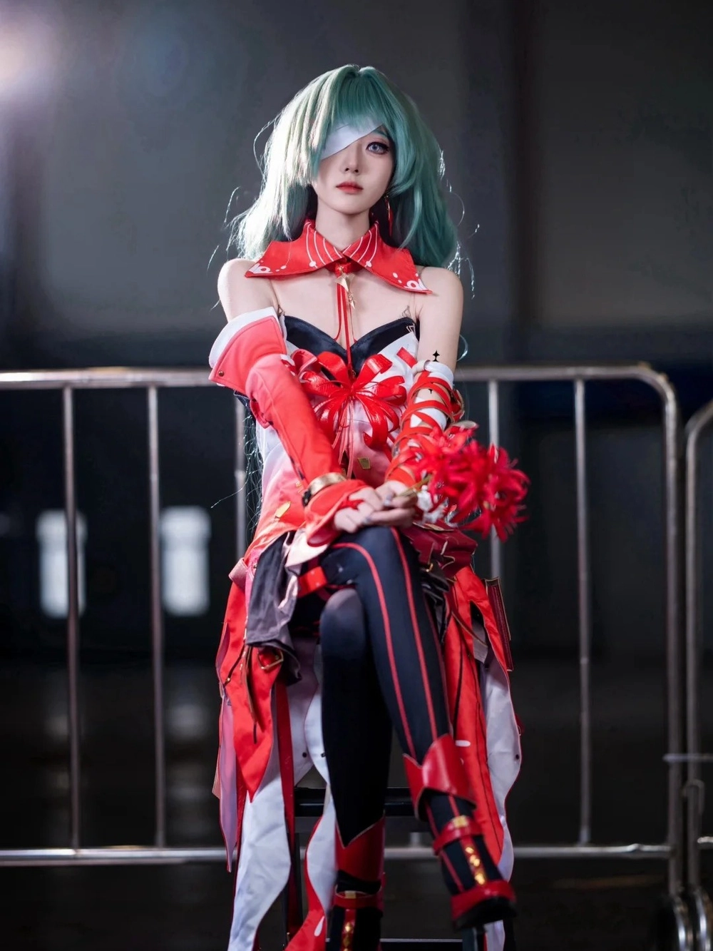 phrolova cosplay áo đỏ