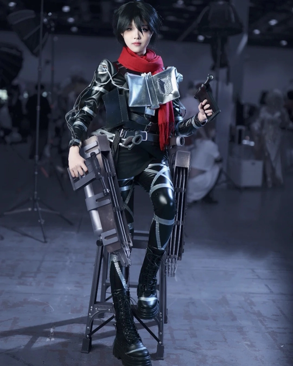 ảnh cosplay attack on titan trong studio