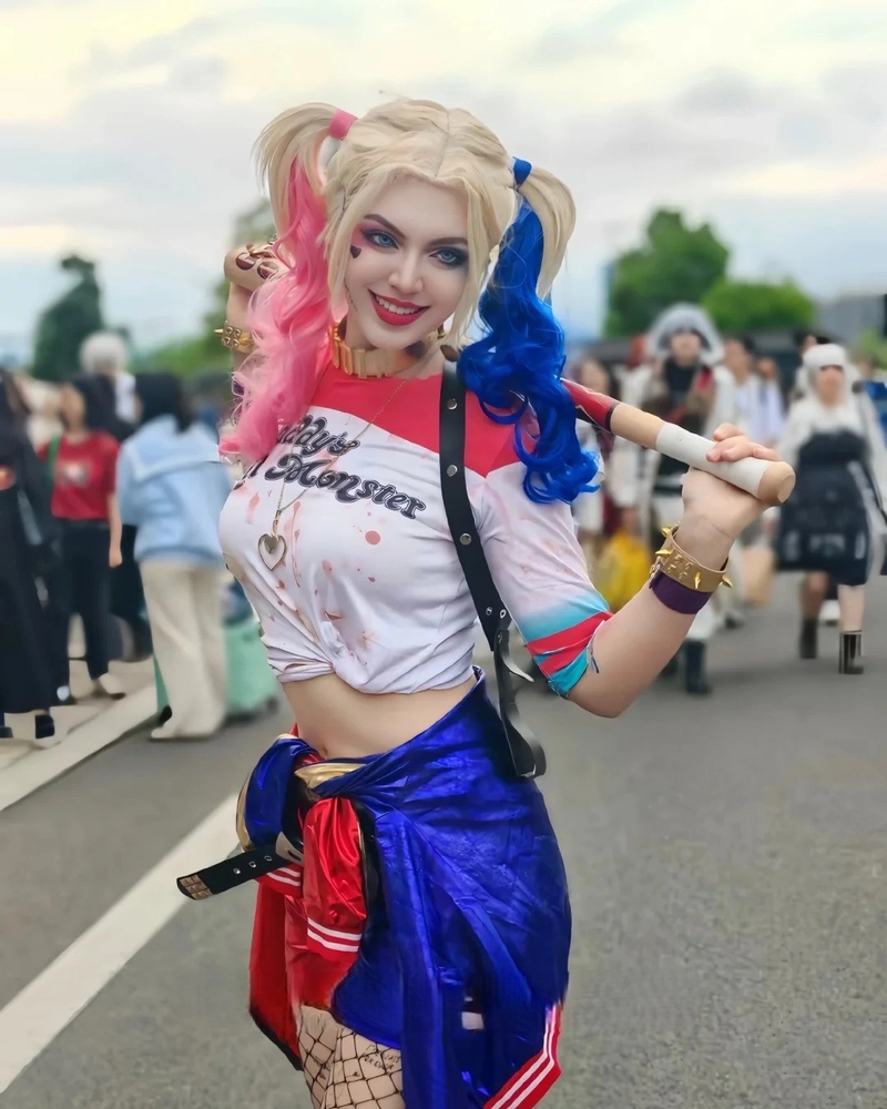 cosplay harley quinn chân thực