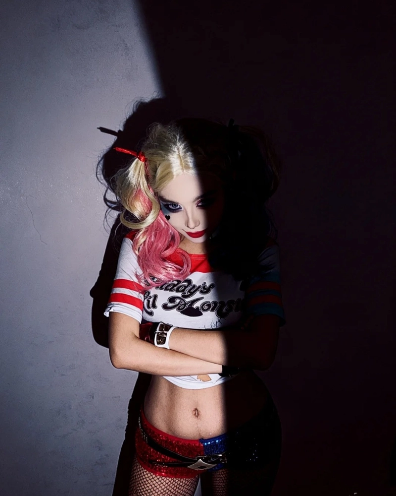 harley quinn cosplay ngoài trời