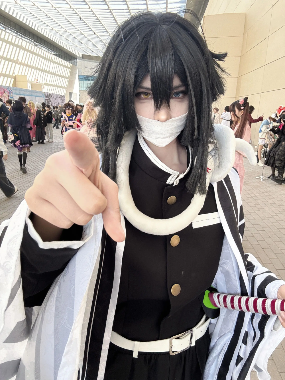 obanai cosplay với kiếm