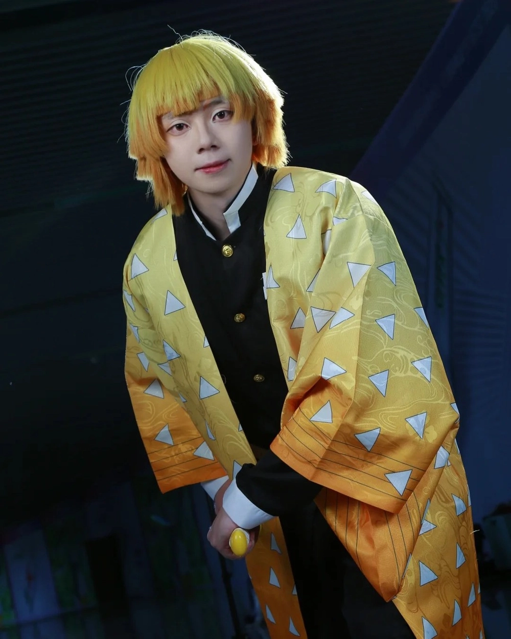 zenitsu cosplay phong cách mạnh mẽ