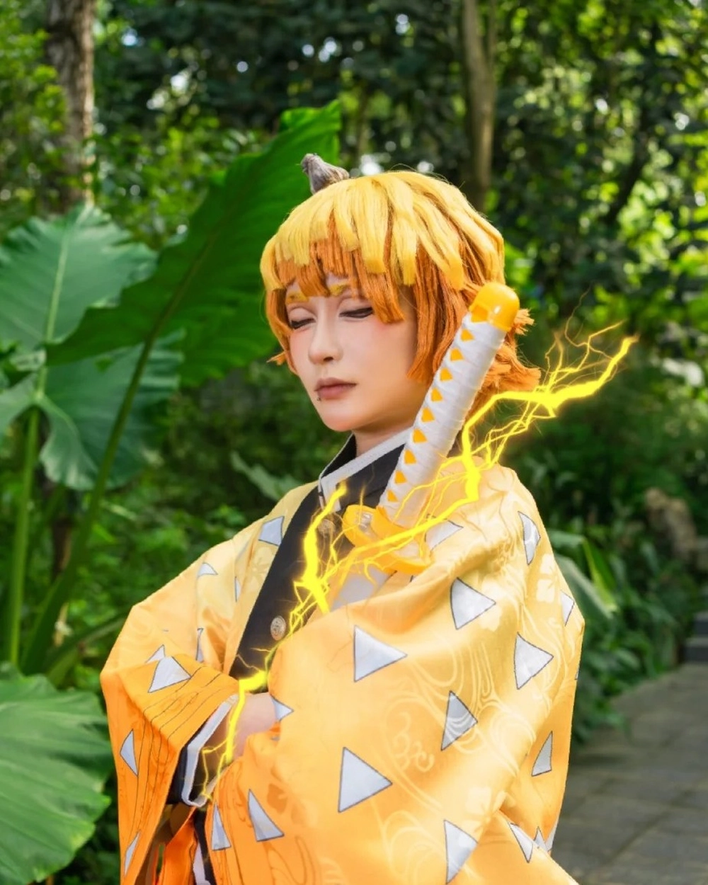 zenitsu cosplay style hiện đại
