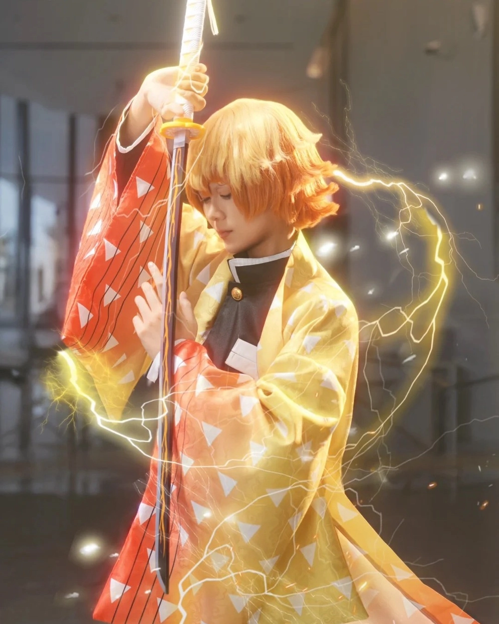 zenitsu cosplay thần thái nhân vật