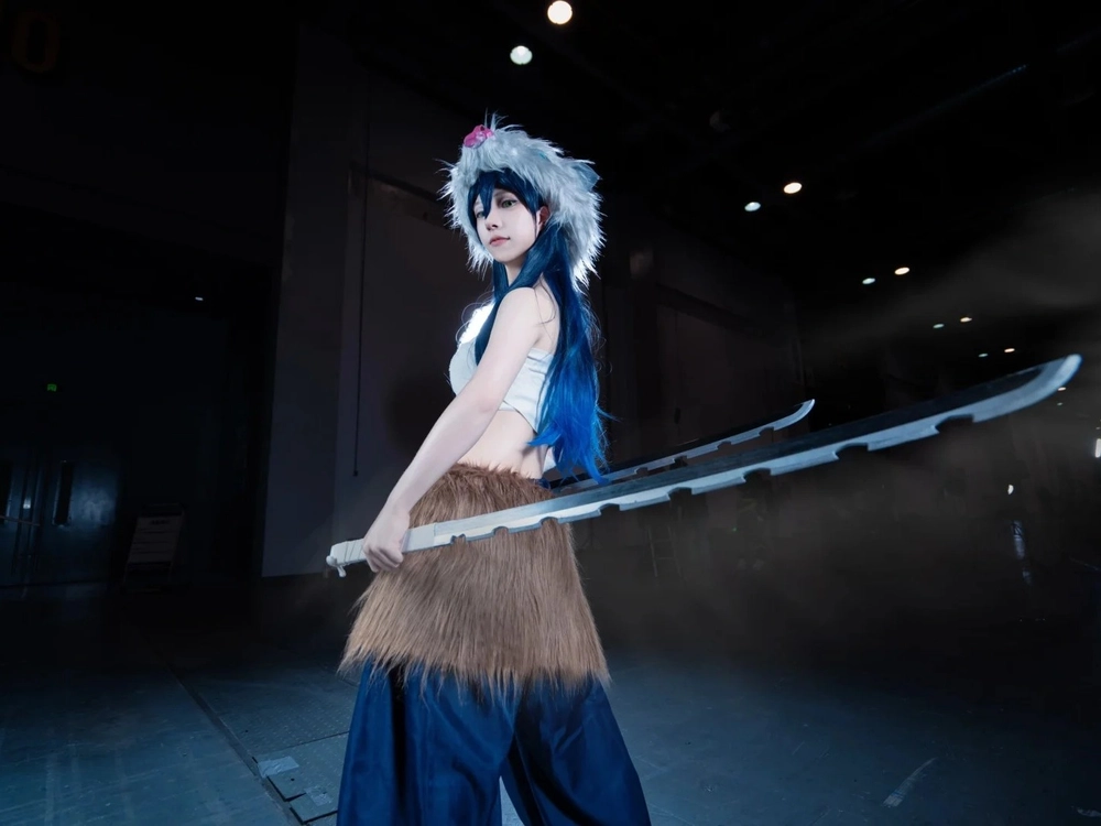 ảnh inosuke cosplay tạo dáng