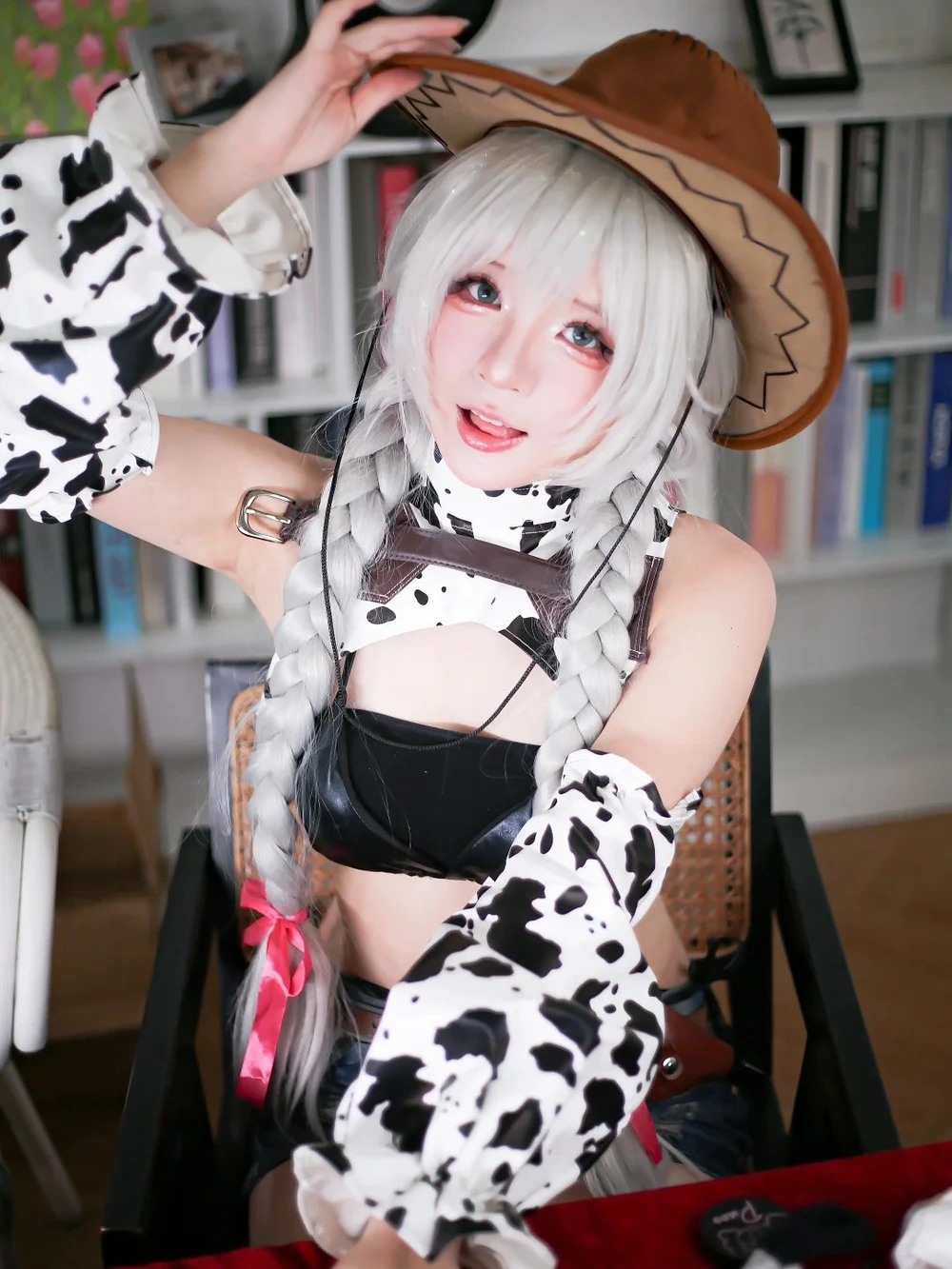 gái cosplay bò sữa 11
