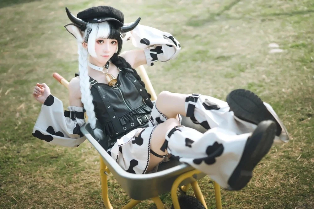 gái cosplay bò sữa 3