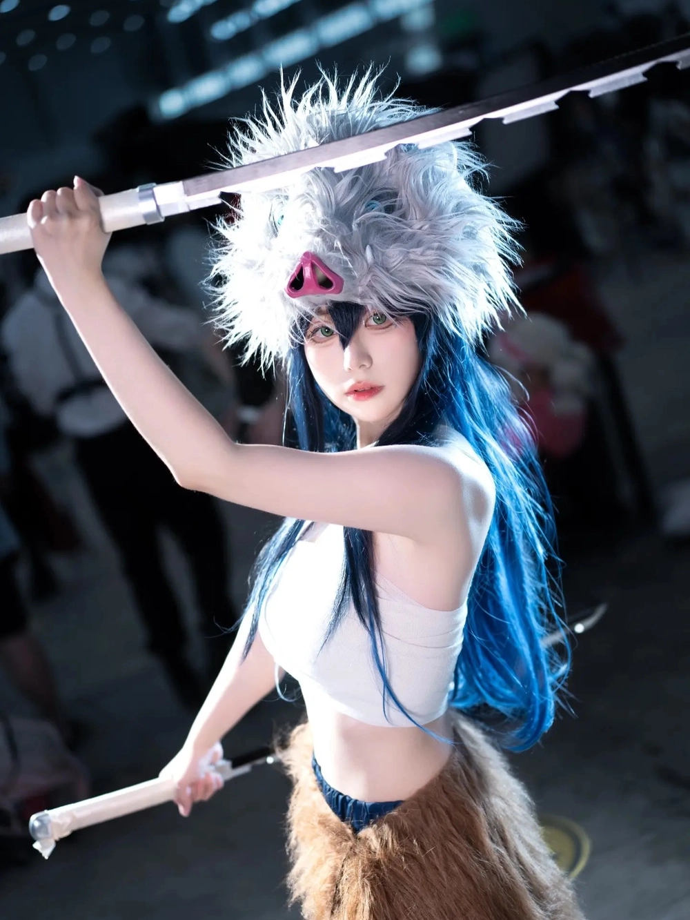 inosuke cosplay với mặt nạ heo