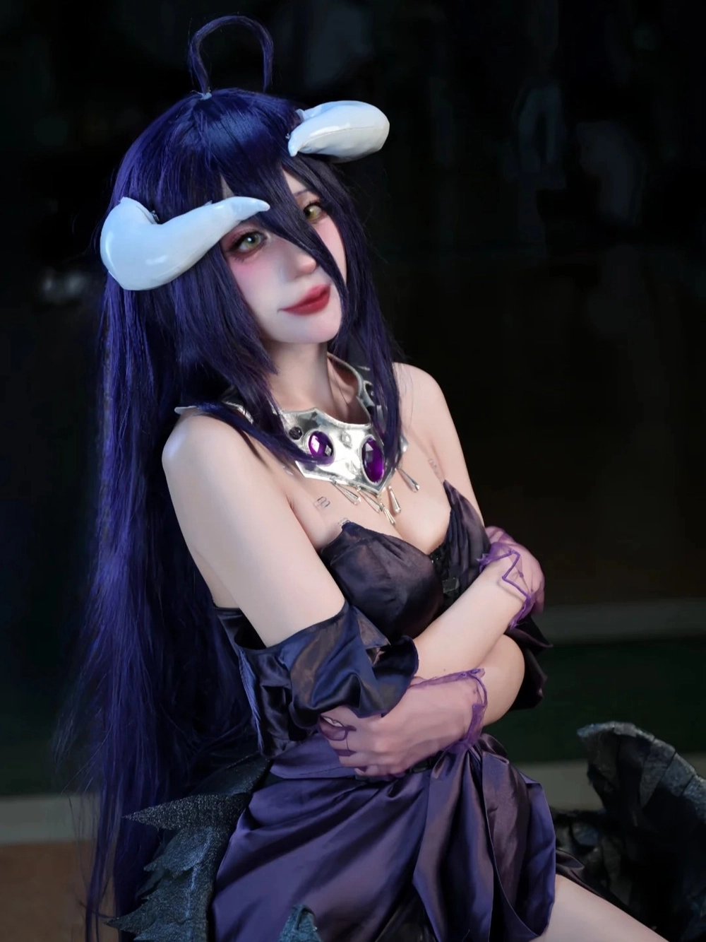 Overlord Albedo Cosplay tạo dáng ấn tượng