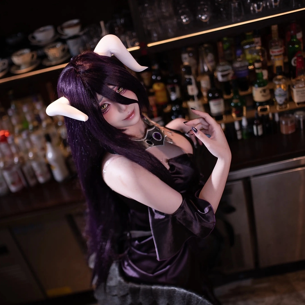 ảnh chụp ảnh cosplay albedo ngoài đời