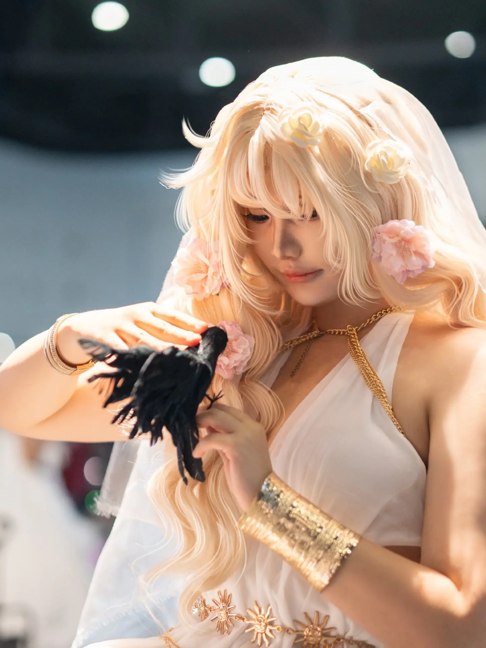 ảnh cosplay aphrodite ngoài trời