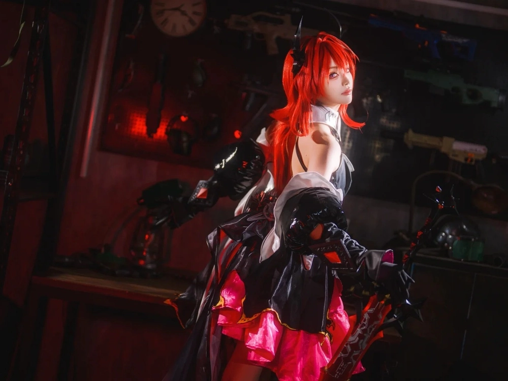 Laevatain Cosplay tạo dáng cuốn hút