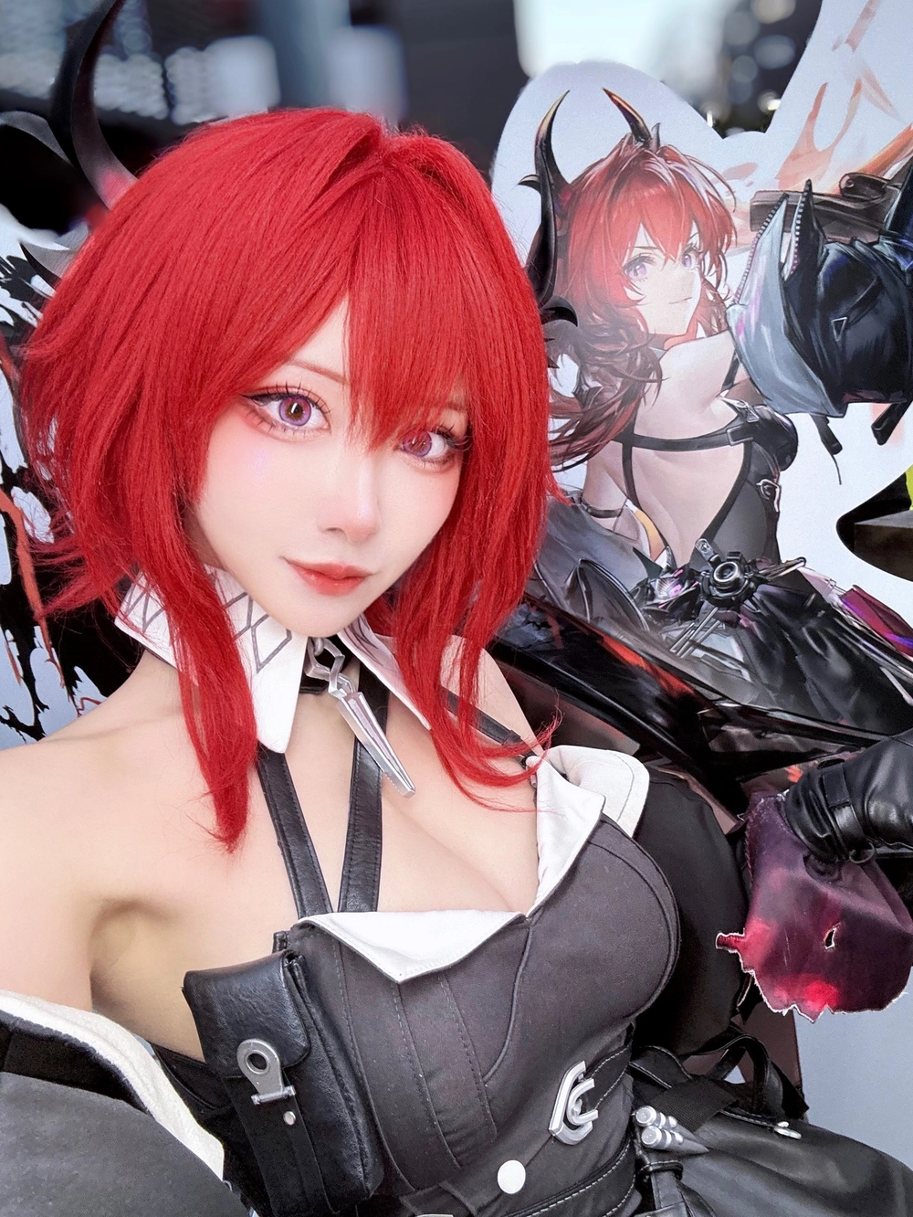 ảnh cosplay Laevatain tạo dáng đẹp