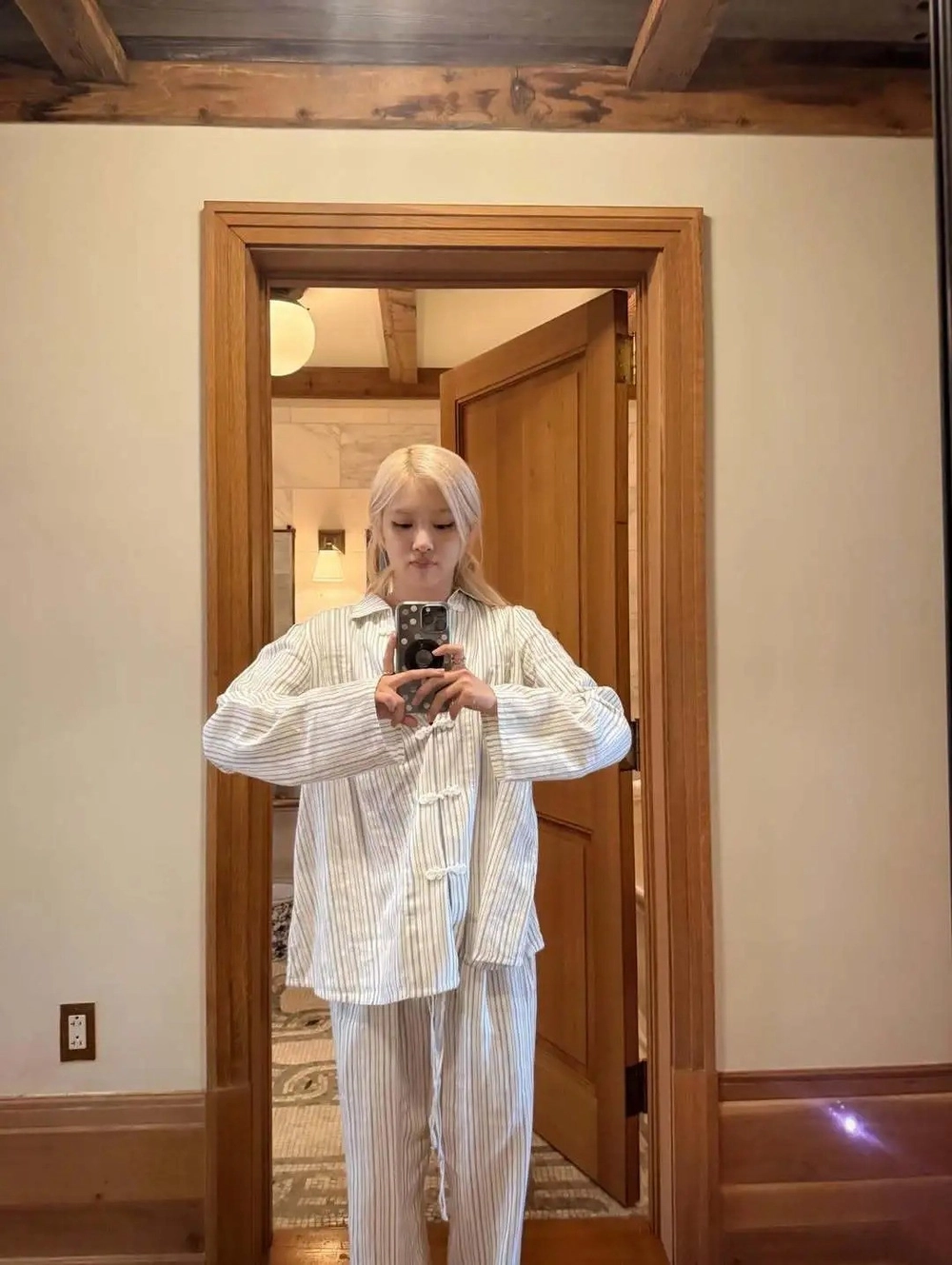 ảnh đời thường đồ ngủ cosplay tại phòng ngủ