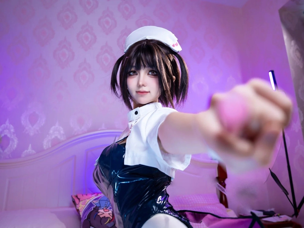 nữ y tá cosplay gợi cảm
