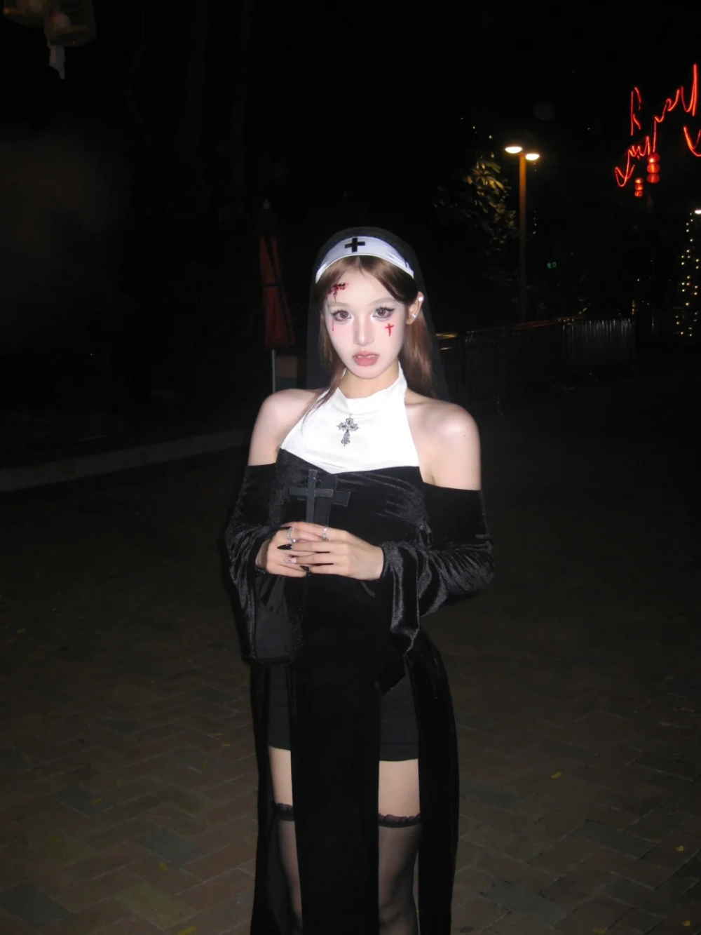 ảnh chụp ngoại cảnh cosplay nữ tu