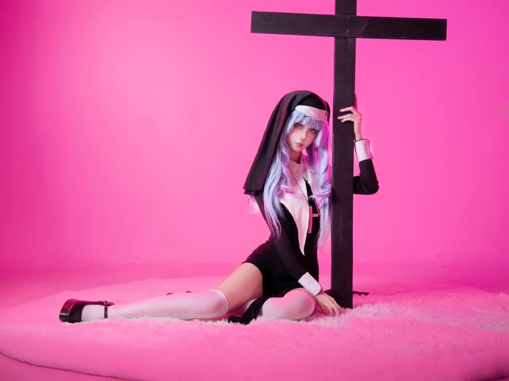 ảnh cosplay nữ tu ánh sáng dịu nhẹ