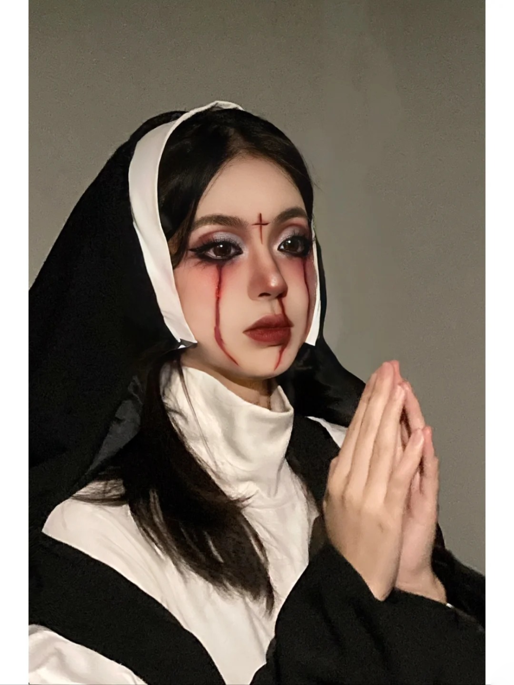 ảnh cosplay nữ tu chụp trong studio