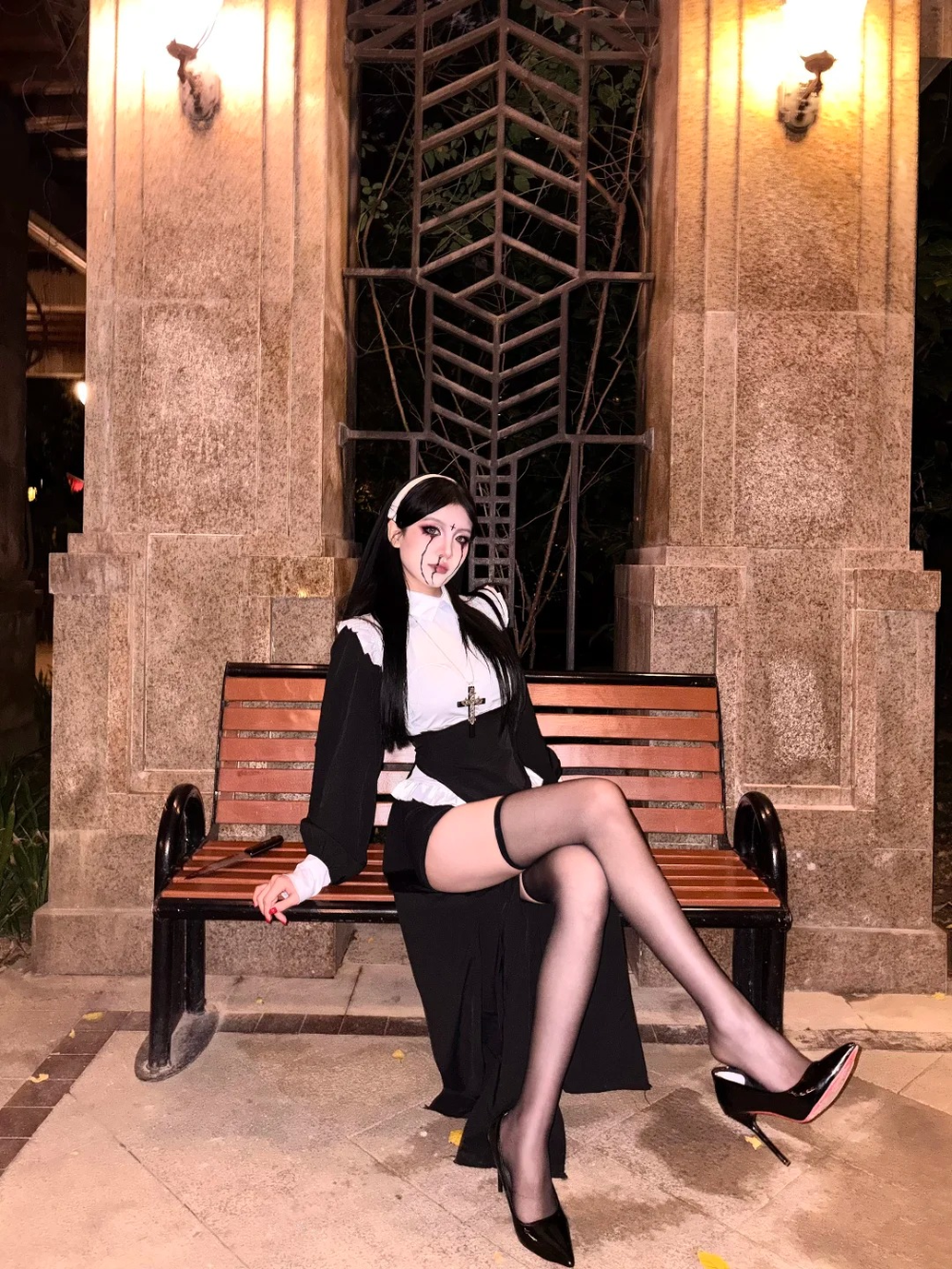 ảnh cosplay nữ tu góc chụp nghệ thuật