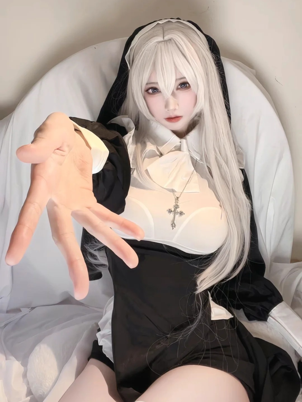 ảnh cosplay nữ tu phong cách cổ điển
