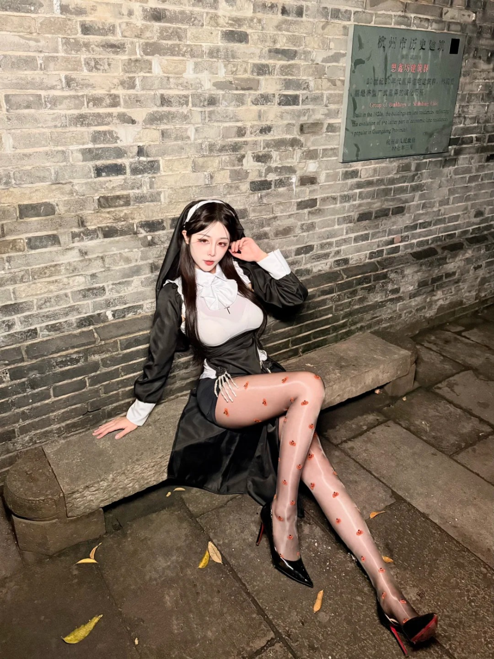 ảnh cosplay nữ tu sĩ cận cảnh sắc nét