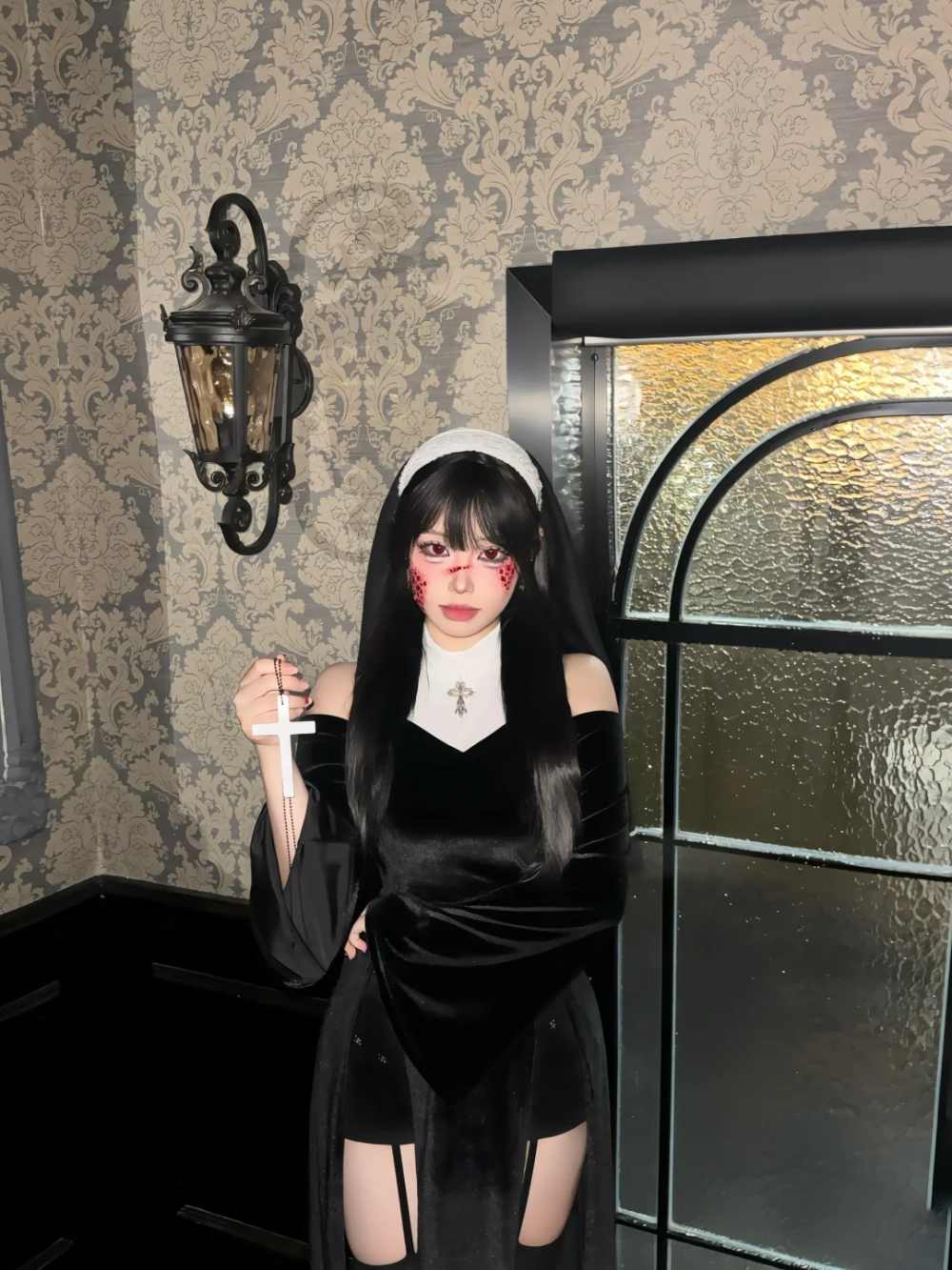 ảnh cosplay nữ tu sĩ concept gothic