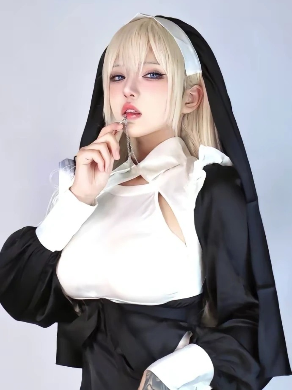 ảnh cosplay nữ tu sĩ nền tối ấn tượng