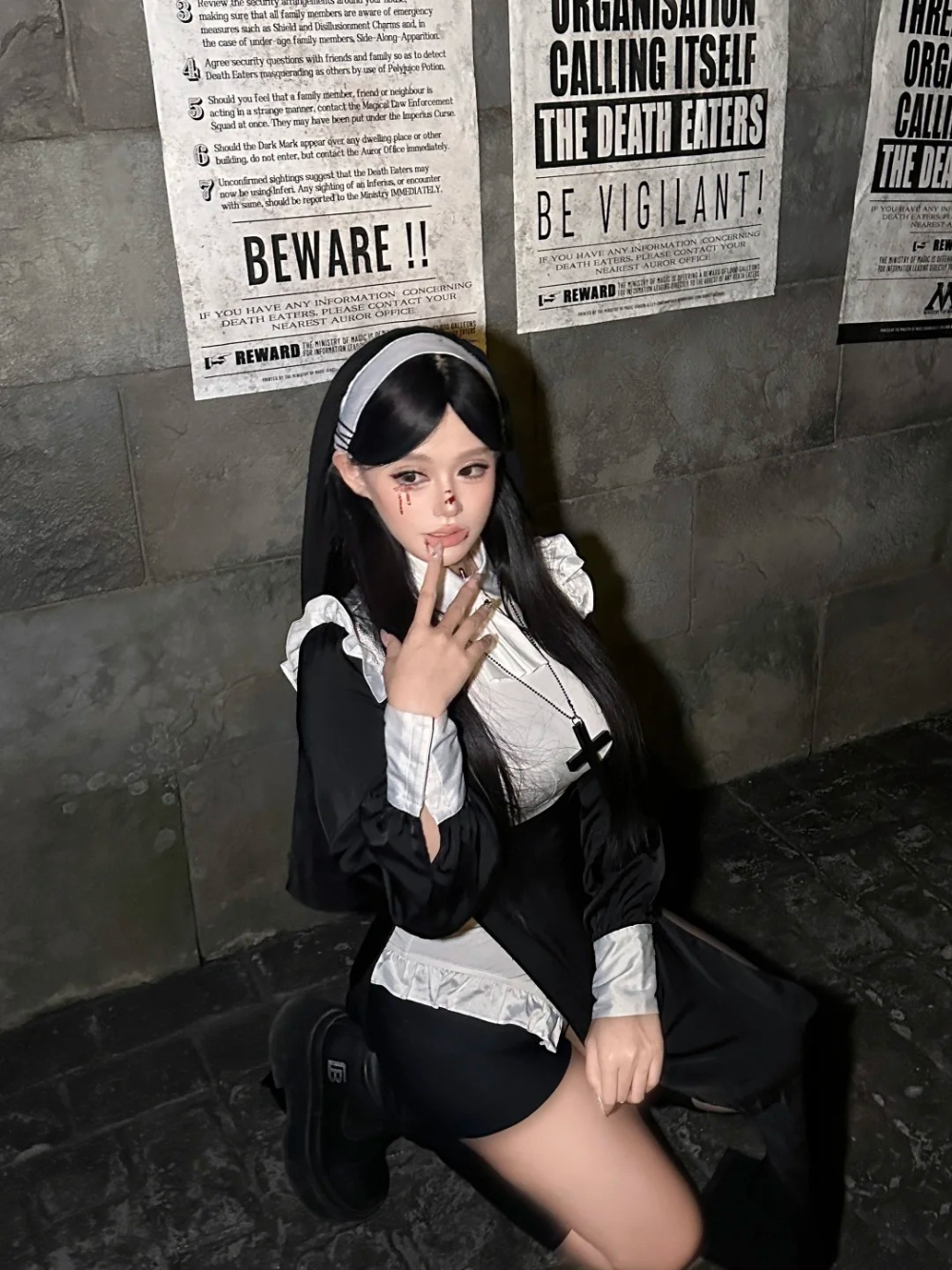 ảnh cosplay nữ tu sĩ phong cách cổ điển