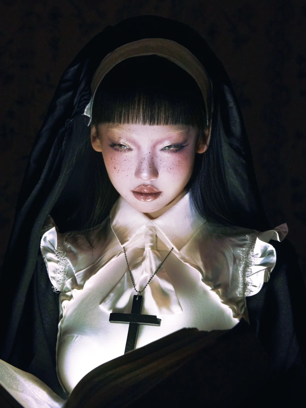 ảnh cosplay nữ tu sĩ quyến rũ bí ẩn